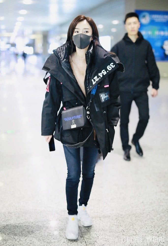 秦岚穿大廓形羽绒服酷又美,冬季保暖穿搭可以学她的搭配哦